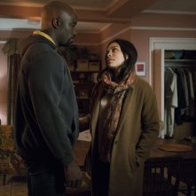 The Defenders: Rosario Dawson e Mike Coltre durante una scena