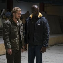 The Defenders: Mike Colter e Finn Jones in una scena 