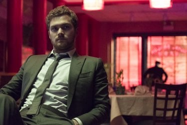 The Defenders: Finn Jones durante una scena