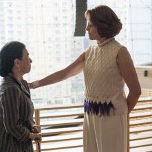 The Defenders: Wai Ching Ho e Sigourney Weaver in una scena della prima stagione