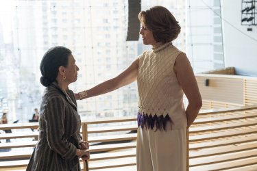 The Defenders: Wai Ching Ho e Sigourney Weaver in una scena della prima stagione