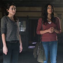 The Defenders: Rosario Dawson e Jessica Henwick in una scena