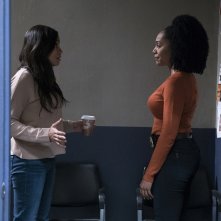 The Defenders: Rosario Dawson e Simone Missick in una scena