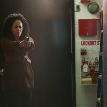The Defenders: Simone Missick in una scena d'azione