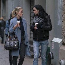 The Defenders: Kryrsten Ritter e Rachael Taylor in una scena