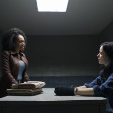 The Defenders: Krysten Ritter e Simone Missick in una scena