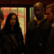 The Defenders: Charlie Cox, Krysten Ritter, Mike Colter e Finn Jones in una scena della prima stagione