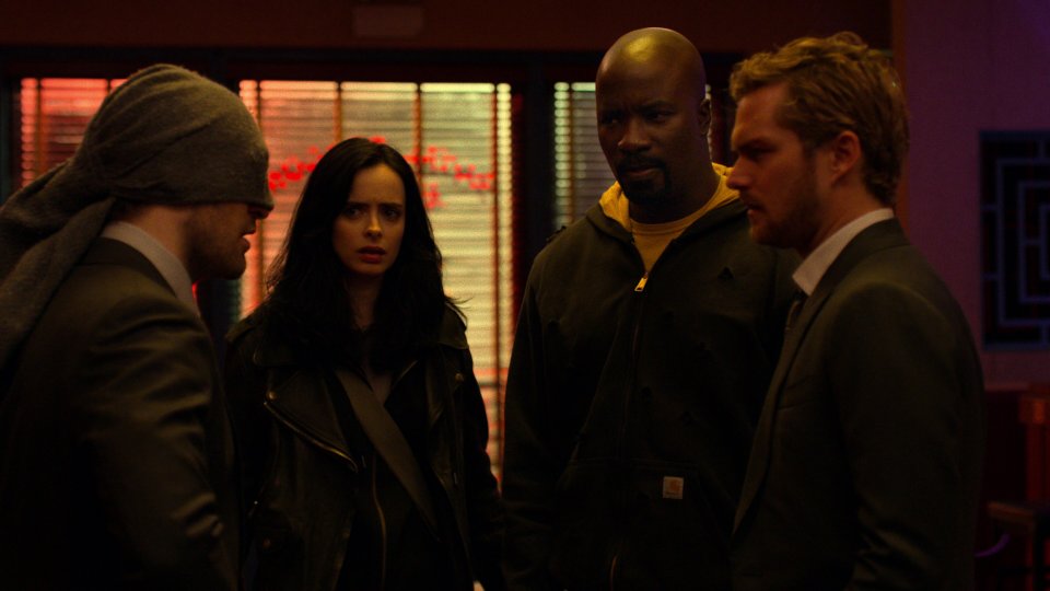 The Defenders: Charlie Cox, Krysten Ritter, Mike Colter e Finn Jones in una scena della prima stagione