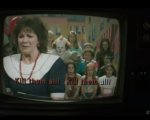 It: nel nuovo inquietante spot, Pennywise è... in televisione!