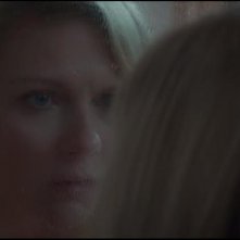 Woodshock: Kirsten Dunst si guarda allo specchio in una scena del film