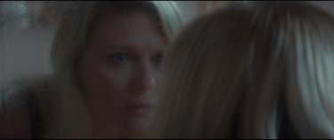 Woodshock: Kirsten Dunst si guarda allo specchio in una scena del film