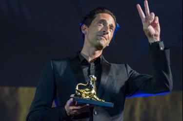 Adrien Brody ritira il leoard Club Award a Locarno 2017