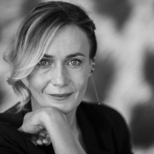 Amori che non sanno stare al mondo: un primo piano di Lucia Mascino a Locarno