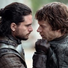 Il trono di spade: Kit Harington e Alfie Allen in una scena di The Spoils of War