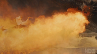 Il trono di spade: Drogon fa strage di nemici in The Spoils of War