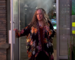 Disjointed: il trailer della comedy con protagonista Kathy Bates