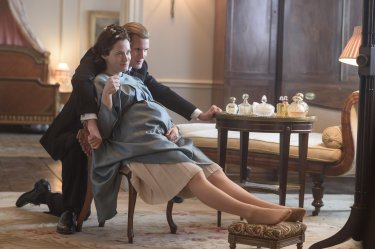 The Crown: una foto dei protagonisti Claire Foy e Matt Smith