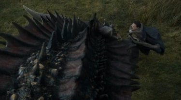 Il trono di spade: Jon Snow accarezza Drogon in una scena dell'episodio Forte Orientale