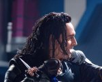 Thor: Ragnarok, Loki e Valkyrie si affrontano in una nuova foto