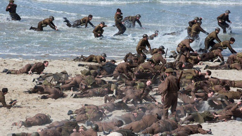 Dunkirk: una scena caotica del film