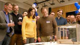 Downsizing: Matt Damon e Kristen Wiig in una scena del film