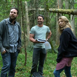 Jukai - La foresta dei suicidi: il regista Jason Zada con gli attori Taylor Kinney e Natalie Dormer sul set del film