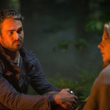 Jukai - La foresta dei suicidi: Taylor Kinney e Natalie Dormer in una scena del film