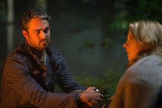 Jukai - La foresta dei suicidi: Taylor Kinney e Natalie Dormer in una scena del film