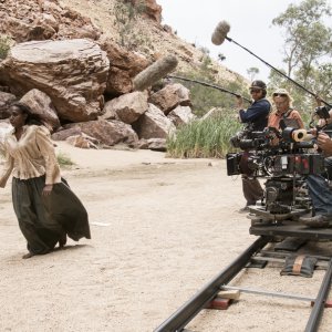Sweet Country: il regista Warwick Thornton al lavoro sul set