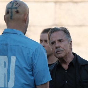 Brawl in Cell Block 99: Don Johnson e Vince Vaughn in una scena del film
