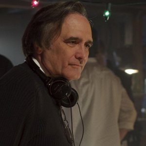 Una foto che ritrae Joe Dante al lavoro sul set