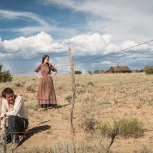 Godless: Michelle Dockery e Jack O'Connell in una foto della serie