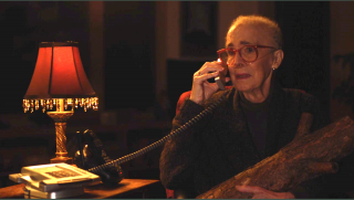 I segreti di Twin Peaks: Catherine E. Coulson in una scena della serie