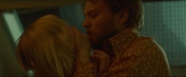 Woodshock: Kirsten Dunst e Pilou Asbæk in una scena del film