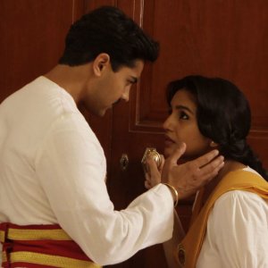 Il palazzo del Vicerè: Huma Qureshi e Manish Dayal in una scena del film
