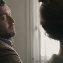 Jusqu'à la garde: Denis Menochet in una scena del film