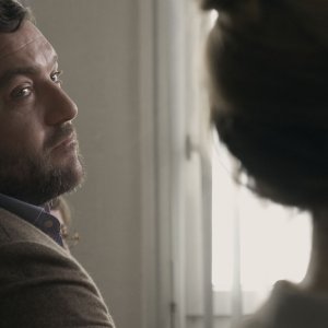 Jusqu'à la garde: Denis Menochet in una scena del film