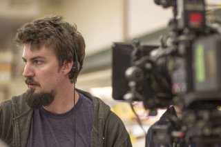 Una foto che ritrae Adam Wingard al lavoro sul set
