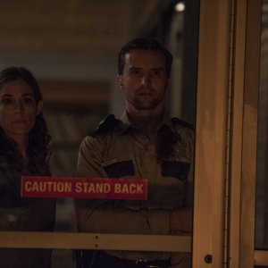 The Void - Il vuoto: Kathleen Munroe e Aaron Poole in una scena del film