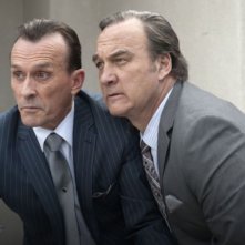 I segreti di Twin Peaks: James Belushi e Robert Knepper in una scena