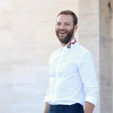 Venezia 2017: Alessandro Borghi sorride ai fotografi