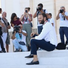 Venezia 2017: Alessandro Borghi circondato da fan e fotografi