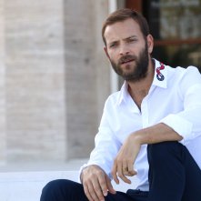 Venezia 2017: Alessandro Borghi sulla scalinata del palazzo del Casinò