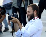 Alessandro Borghi a Venezia 2017: la star di Suburra inaugura la Mostra (FOTO e VIDEO)
