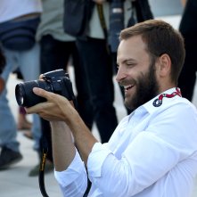 Venezia 2017: Alessandro Borghi scherza con i fotografi