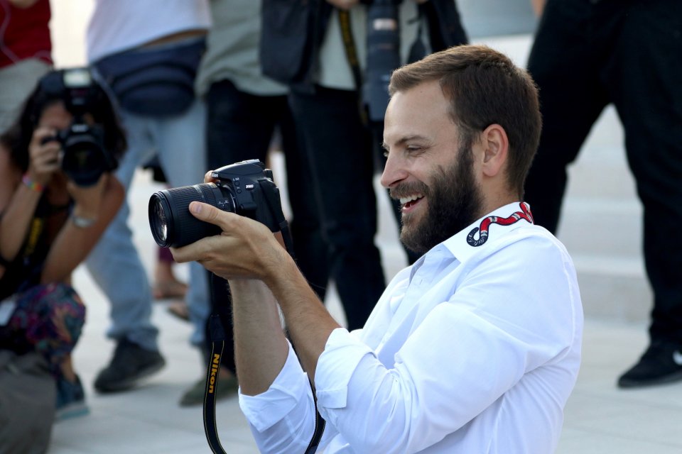 Venezia 2017: Alessandro Borghi scherza con i fotografi