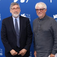 Venezia 2017: uno scatto di John Landis e Ricky Tognazzi al photocall delle giurie