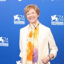 Venezia 2017: una sorridente Annette Bening al photocall delle giurie
