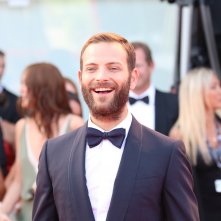 Venezia 2017: il sorridente Alessandro Borghi sul red carpet inaugurale