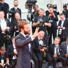 Venezia 2017: Alessandro Borghi saluta i fotografi sul red carpet inaugurale